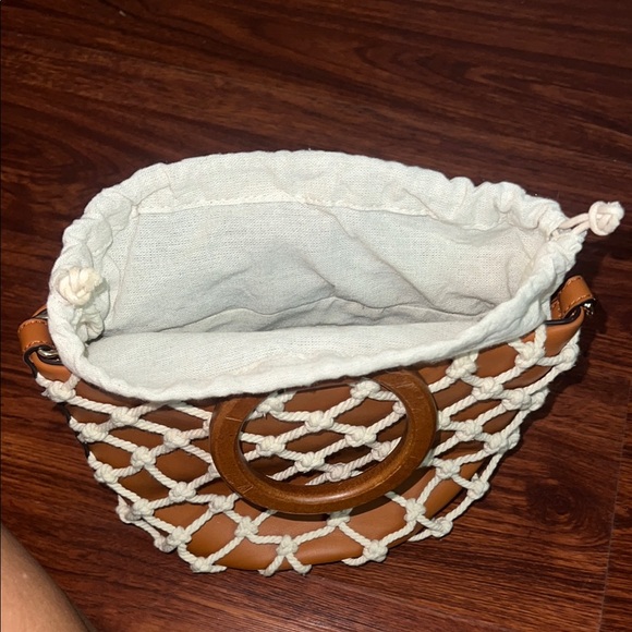 Lulu's Tan and White Bag with Netted Design - Picture 5 of 7